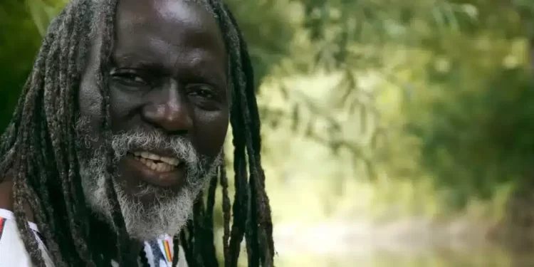 Tiken Jah Fakoly :  » Regardez ce qui se passe dans l&rsquo;AES, dès que tu critiques, c&rsquo;est le front ou la prison