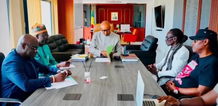 Le Ministre Alpha Thiam reçoit Positive Black Soul (PBS) pour son 37ᵉ anniversaire