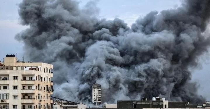 Les Gazaouis, plongés dans la peur après l’attaque du Hamas en Israël, tentent de trouver refuge