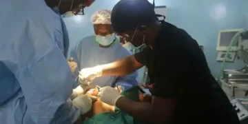 Au Cameroun, les médecins utilisent des torches pendant les opérations chirurgicales