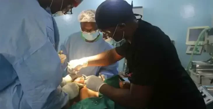 Au Cameroun, les médecins utilisent des torches pendant les opérations chirurgicales