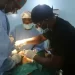 Au Cameroun, les médecins utilisent des torches pendant les opérations chirurgicales