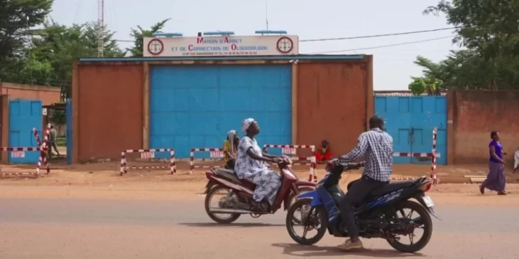 Le Burkina annonce la création de prisons militaires annexes, les associations s’inquiètent