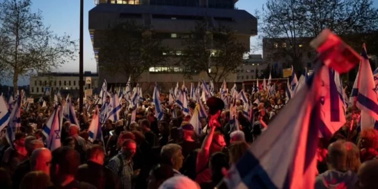 «Élections maintenant»: en Israël, des milliers de manifestants réclament devant la Knesset des élections anticipées