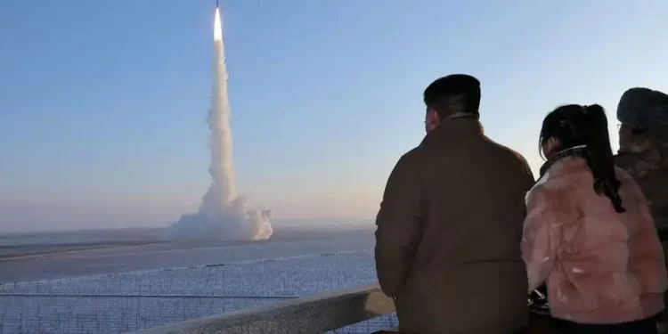 La Corée du Nord tire des missiles balistiques après avoir révélé une usine d’enrichissement d’uranium