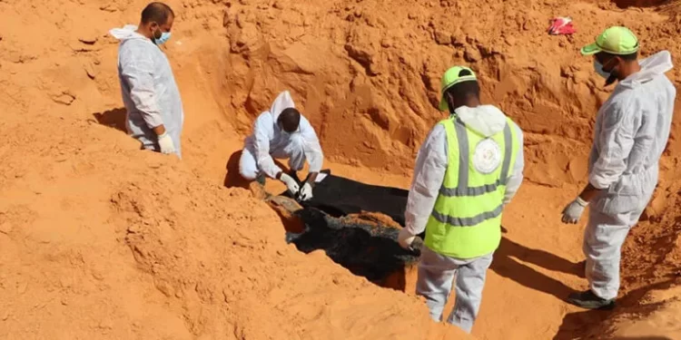 Lybie : 50 corps de migrants retrouvés dans des fosses communes