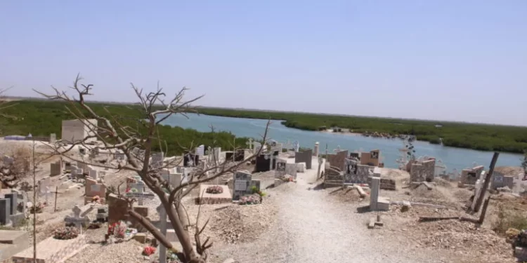 Fraternité au-delà de la Mort : Le Cimetière Mixte de Fadiouth  
