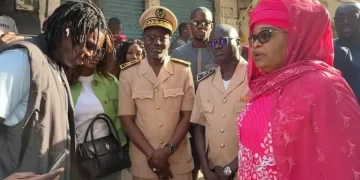 [Vidéo] Soutien aux victimes de l’incendie du marché Sandaga : Aida Mbodj apporte son appui à Mor Talla Fall