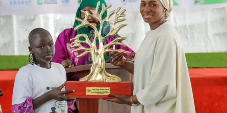 La Journée Internationale Zéro Déchet célébrée à l’École Élémentaire de Warang-Malicounda sous le signe de l’engagement écologique des jeunes