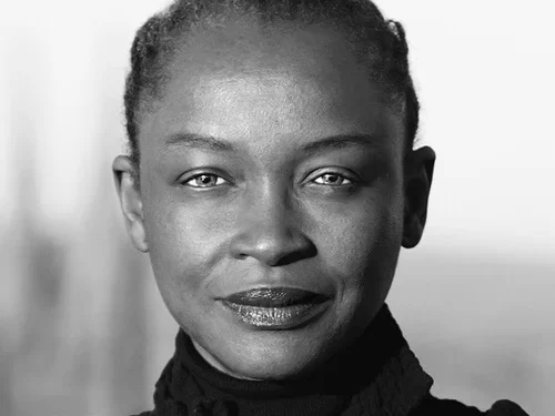 Koyo Kouoh, grande voix de l’art contemporain africain, s’éteint à 57 ans