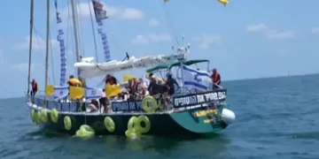 Des familles d&rsquo;otages israéliens à bord de bateaux au large de Gaza pour demander la libération des otages israéliens