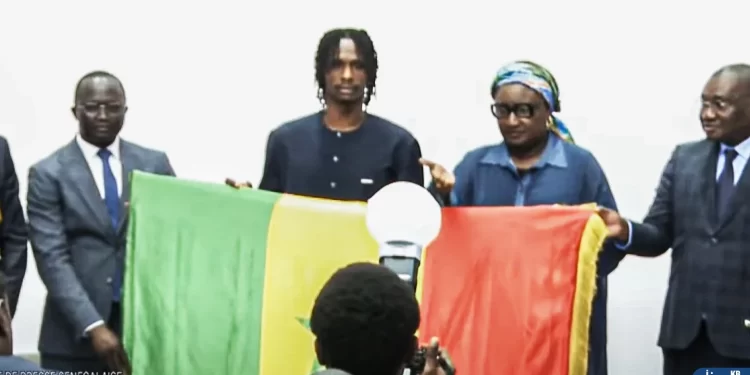 Afrobasket 2025 : Les Lions du Sénégal reçoivent le drapeau national et s’envolent pour un nouveau sacre