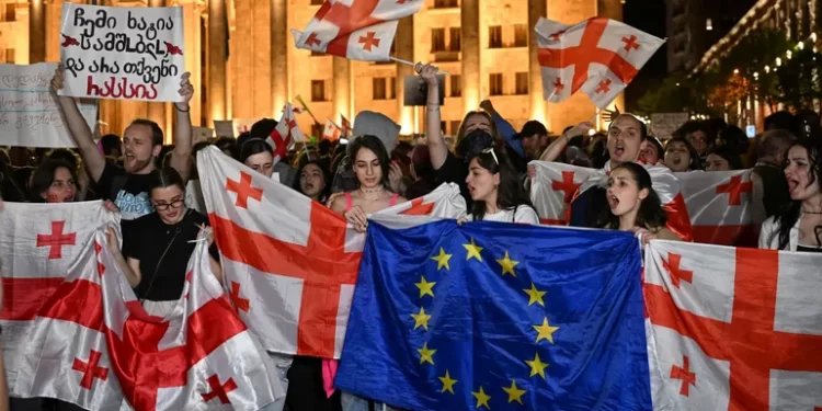 Géorgie : des dizaines de milliers de personnes manifestent contre le gouvernement, la police les empêche d&rsquo;envahir le palais présidentiel