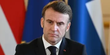 Emmanuel Macron lâché par ses alliés, Édouard Philippe pousse une présidentielle anticipée, Sébastien Lecornu à l’ultime tentative