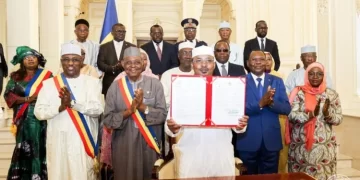 Tchad : Le président Mahamat Idriss Déby Itno promulgue la Constitution révisée qui allonge le mandat présidentiel à sept ans renouvelable sans limitation