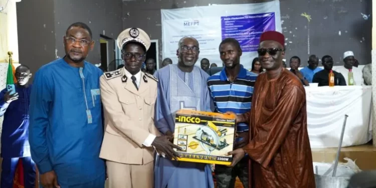 Apprentissage rénové : le ministre Moustapha Njekk Sarré soutient les artisans et femmes transformatrices de Pikine