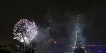 Une quarantaine de personnes interpellées pour avoir tiré des feux d’artifice et des fumigènes depuis l’esplanade du Trocadéro, près de la tour Eiffel