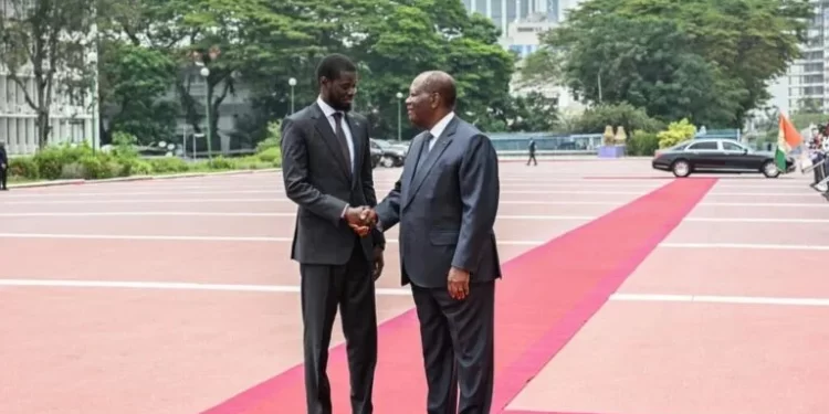 DIPLOMATIE FRATERNELLE: La visite du Président Bassirou Diomaye Faye à Abidjan, un symbole pour l’intégration africaine.