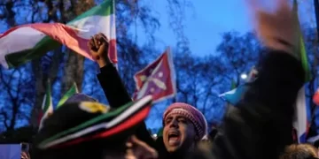 Iran sous tension : la rue défie le régime pendant qu’Israël se met en alerte