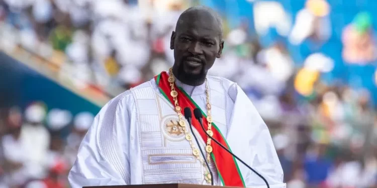 La Guinée réintégrée à l’Union Africaine : Fin de suspension après l’élection de Doumbouya, malgré un climat politique tendu