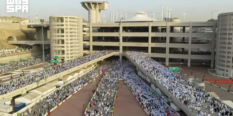 Hajj : les pèlerins entament le rituel de la lapidation