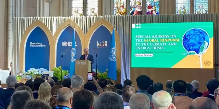 Crises climatique et énergétique : le Secrétaire général de l’ONU appelle à une transition rapide et juste vers les énergies renouvelables