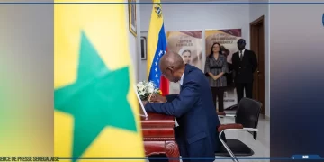 Cheikh Niang à l’ambassade du Venezuela pour présenter les condoléances du Sénégal suite aux séismes du 24 juin