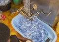 Alerte sur les sachets d’eau et boissons clandestins : le ministère du Commerce met en garde contre des risques sanitaires