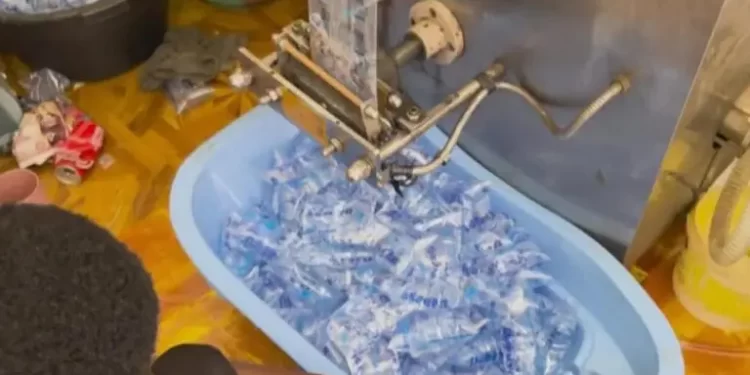 Alerte sur les sachets d’eau et boissons clandestins : le ministère du Commerce met en garde contre des risques sanitaires