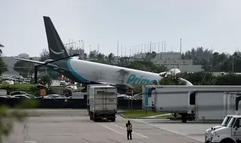Un avion-cargo d’Amazon sort de piste à Miami et percute des véhicules