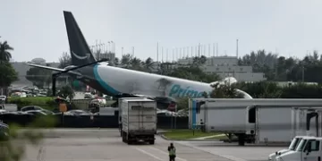 Un avion-cargo d’Amazon sort de piste à Miami et percute des véhicules