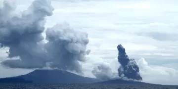 Indonésie : huit aéroports fermés après une éruption volcanique, 150.000 passagers bloqués
