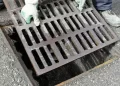 Lutte contre les inondations : Le vol des couvercles des regards fragilise les réseaux d’assainissement